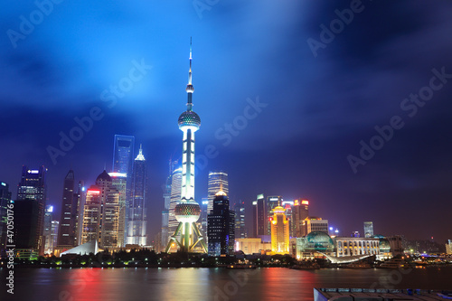 Board z aluminiowym obramowaniem Szanghaj skyline w nocy