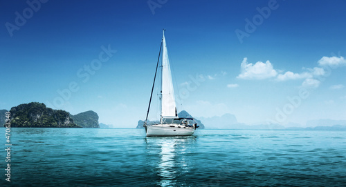 Board z aluminiowym obramowaniem Jacht i ocean niebieski wody