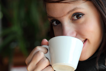 Ragazza che beve caffè, cappuccino,cioccolata