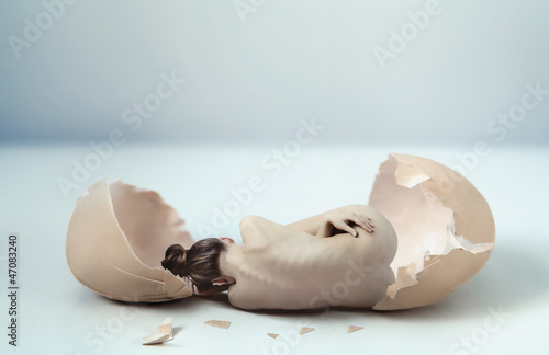 Naklejka - mata magnetyczna na lodówkę Art photo of a woman escaping the eggshell
