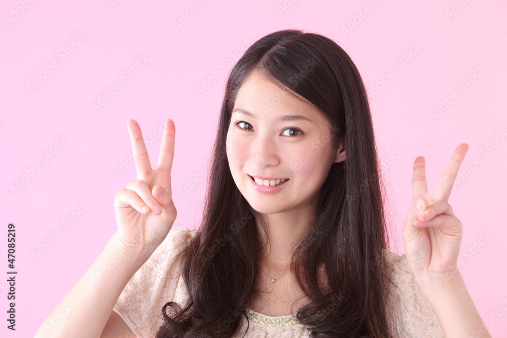 ピースサインをする若い女の子 Stock Photo | Adobe Stock
