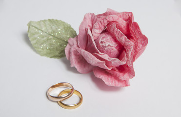 Two gold rings with rose