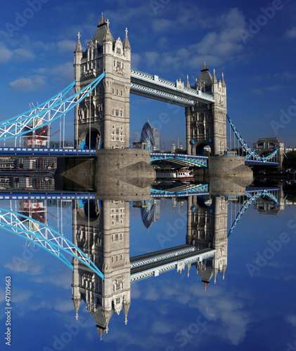 Plakat na papierze fotorealistycznym Sławny bridżowy wierza w London, England