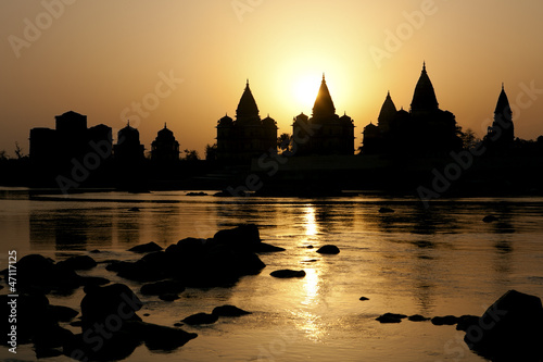 Obraz na płótnie canvas trzyczęściowy "tryptyk" Zachód słońca sylwetka chhatris nad rzeką w orchha