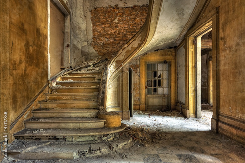 Nowoczesny obraz na płótnie Massive stone stairway in an abandoned factory