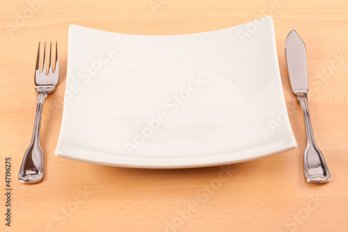 Teller mit Besteck – Stock-Foto | Adobe Stock