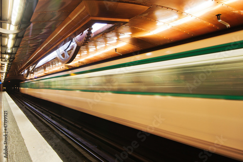 Board z aluminiowym obramowaniem Metro w Paryżu