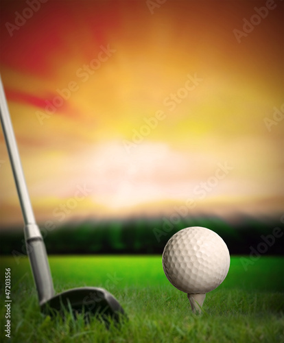 Board z aluminiowym obramowaniem Piłeczka golfowa zostanie trafiona z tee