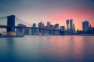 Fototapete - Brooklyn bridge and Manhattan at dusk