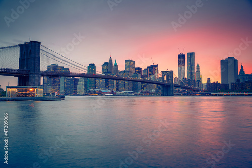 Nowoczesny obraz na płótnie Brooklyn bridge and Manhattan at dusk