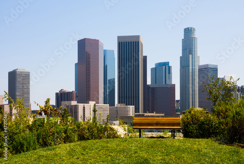 Naklejka samoprzylepna Wieżowce w los angeles z ławki na pierwszym planie