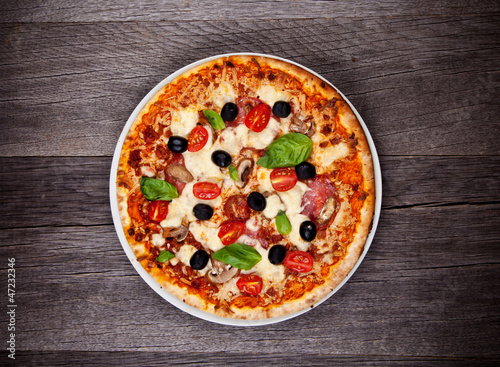 Board z aluminiowym obramowaniem Pyszna włoska pizza serwowane na drewnianym stole