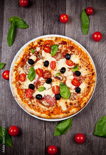 Naklejka samoprzylepna Pyszna włoska pizza serwowane na drewnianym stole