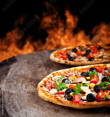 Naklejka samoprzylepna Pyszna włoska pizza serwowane na drewnianym stole