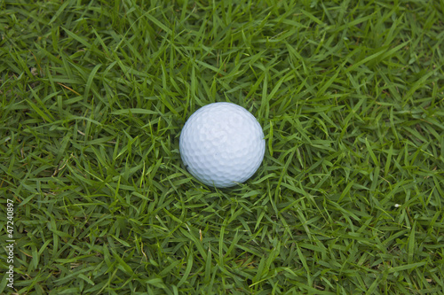 Board z aluminiowym obramowaniem Zbliżenie piłki golfowej na zielonej trawie