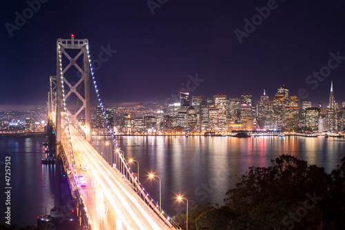 Board z aluminiowym obramowaniem Panorama san francisco i bay bridge w nocy