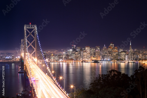 Board z aluminiowym obramowaniem Panorama san francisco i bay bridge w nocy