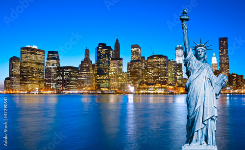 Nowoczesny obraz na płótnie Manhattan Skyline and The Statue of Liberty at Night, New York C