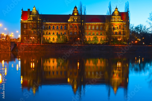 Board z aluminiowym obramowaniem Muzeum Narodowe we Wrocławiu