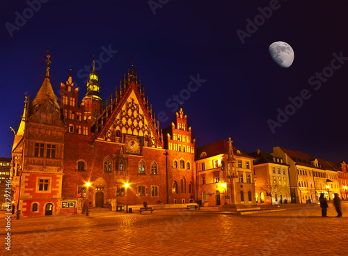Board z aluminiowym obramowaniem Rynek i ratusz nocą. 