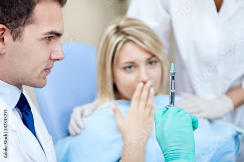 Fotoboard na płycie Przerażony pacjent u dentysty