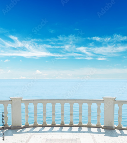 Nowoczesny obraz na płótnie balcony near sea under cloudy sky