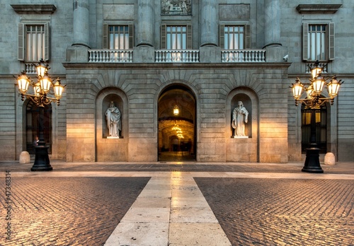 Plakat na papierze fotorealistycznym Budynek na placu de la constitucion, barcelona