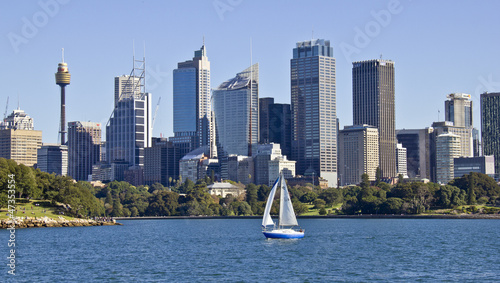 Obraz na płótnie canvas czteroczęściowy "tetraptyk" Sydney city skyline mit boot