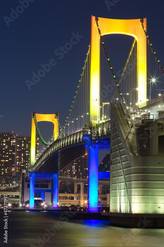 Board z aluminiowym obramowaniem Tęczowy most od odaiba, tokio, Japonia