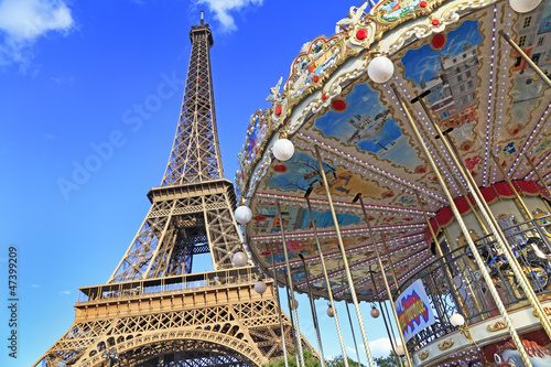 Obraz w ramie Merry-go-round and Eiffel Tower in Paris, France