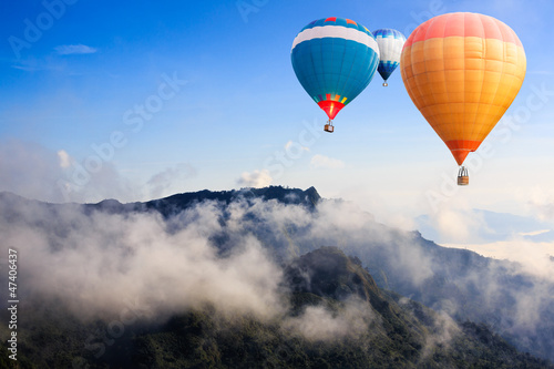 Obraz na płótnie canvas Kolorowe balony na gorące powietrze latające nad górą