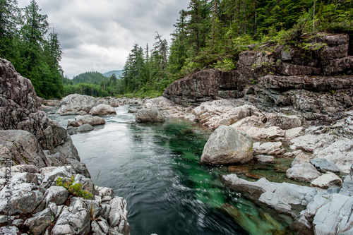 Plakat na papierze fotorealistycznym Rzeka na sutton pass, wyspa vancouver