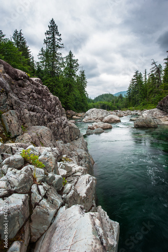 Plakat na papierze fotorealistycznym Mała rzeka na sutton pass, wyspa vancouver