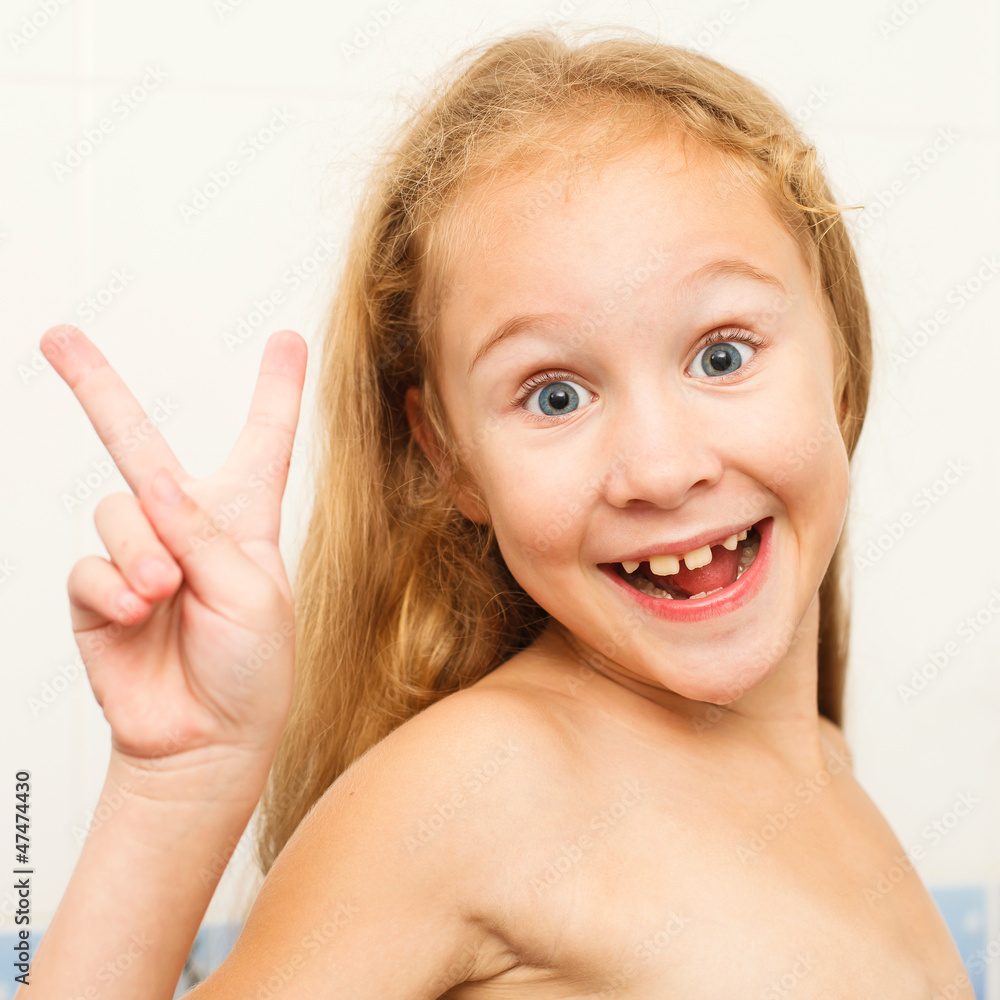 8-year-old girl Cute eight year old girl in the bathroom の Stock フォト | Adobe Stock