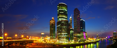 Board z aluminiowym obramowaniem Panorama Moskwy w nocy