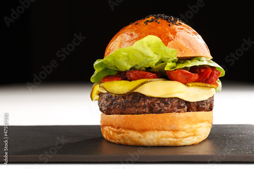 Naklejka samoprzylepna Burger wołowy jest prawdopodobnie najbardziej znanym fast foodem w Ameryce