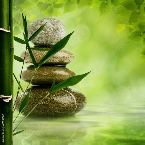 naturalne-tlo-do-spa-z-liscmi-bambusa-i-stosem-kamieni-zen