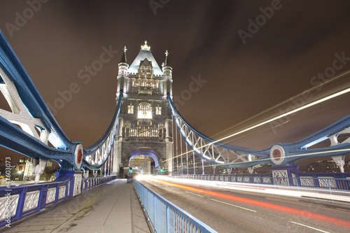 Plakat na papierze fotorealistycznym Tower Bridge w Londynie