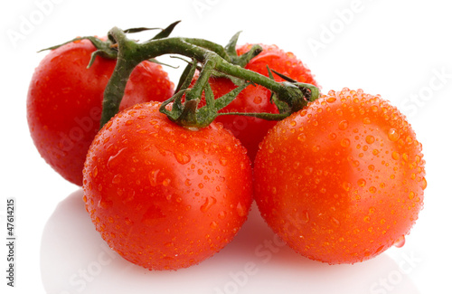 Tapeta ścienna Pomidory cherry na gałęzi z kropli na białym tle