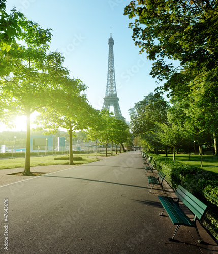 Obraz w ramie sunny morning and Eiffel Tower, Paris, France