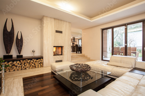 Fotografia Travertine house: beige living room