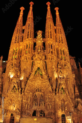 Plakat na papierze fotorealistycznym Sagrada familia w barcelonie, hiszpania