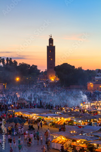 Plakat na papierze fotorealistycznym Marrakech, djemaa el fna wieczorem, maroko