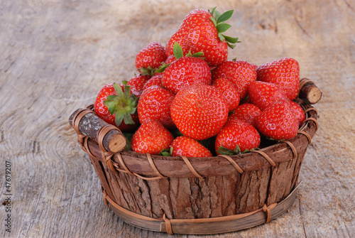 Nowoczesny obraz na płótnie Basket of strawberries