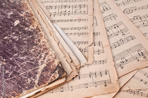 fragment-brudny-podrecznik-lezal-na-arkuszach-z-notatkami