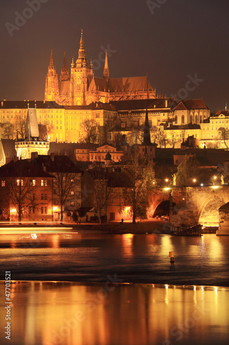 Obraz na płótnie canvas Noc praga gotycki zamek z mostu Karola, Czechy