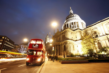 Fototapete - St Paul's Cathedral at dusk
