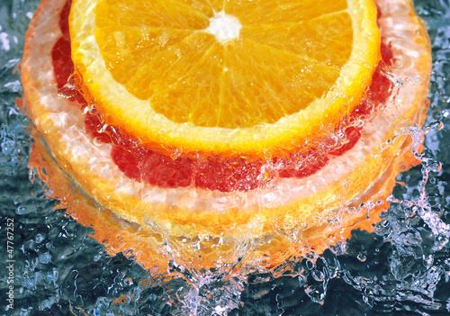 Fototapeta na wymiar orange and grapefruit in streaming water