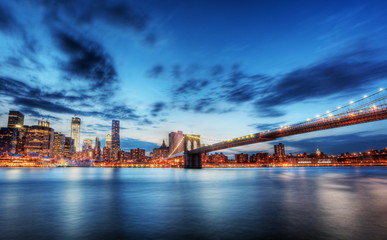 Fototapete - New York skyline by night.
