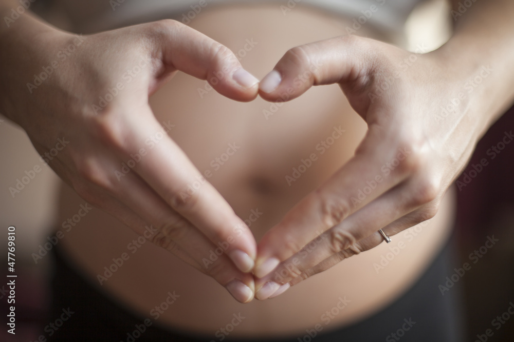 Ciąża-serce z dłoni - obrazy, fototapety, plakaty 